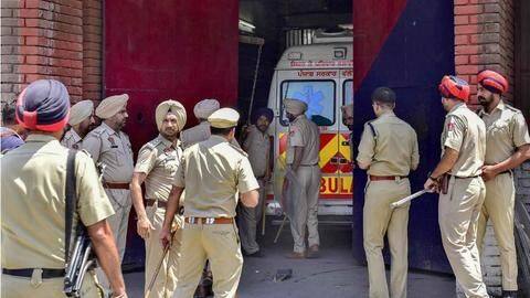 पंजाब: गाड़ी रुकवा रही पुलिस पर निहंगो ने किया तलवार से हमला, ASI का हाथ कटा पंजाब: गाड़ी रुकवा रही पुलिस पर निहंगो ने किया तलवार से हमला, ASI का हाथ कटा