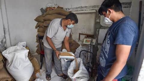 आत्मनिर्भर भारत पैकेज: प्रवासियों के लिए आवंटित अनाज में केवल 33 प्रतिशत का हुआ वितरण आत्मनिर्भर भारत पैकेज: प्रवासियों के लिए आवंटित अनाज में केवल 33 प्रतिशत का हुआ वितरण