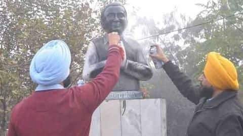 पंजाबः शिरोमणि अकाली दल के कार्यकर्ताओं ने राजीव गांधी की प्रतिमा पर पोती कालिख, एक गिरफ्तार पंजाबः शिरोमणि अकाली दल के कार्यकर्ताओं ने राजीव गांधी की प्रतिमा पर पोती कालिख, एक गिरफ्तार