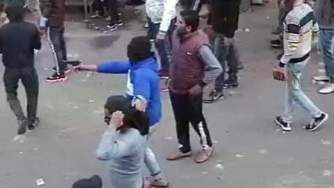 नागरिकता कानून विरोधी प्रदर्शन: पुलिसकर्मियों पर फायरिंग करते दिखे उपद्रवी, यूपी पुलिस ने जारी किए फोटो-वीडियो नागरिकता कानून विरोधी प्रदर्शन: पुलिसकर्मियों पर फायरिंग करते दिखे उपद्रवी, यूपी पुलिस ने जारी किए फोटो-वीडियो