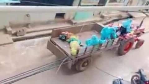 आंध्र प्रदेश: ट्रैक्टर और JCB में ले जा रहे कोरोना से मरने वालों के शव, विवाद आंध्र प्रदेश: ट्रैक्टर और JCB में ले जा रहे कोरोना से मरने वालों के शव, विवाद