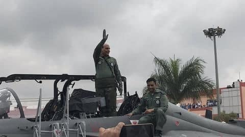 राजनाथ सिंह ने भरी तेजस में उड़ान, ऐसा करने वाले पहले रक्षामंत्री बने राजनाथ सिंह ने भरी तेजस में उड़ान, ऐसा करने वाले पहले रक्षामंत्री बने