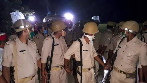 मथुरा: हाथरस जा रहे कथित तौर पर PFI से जुड़े चार लोग हिरासत में लिए गए मथुरा: हाथरस जा रहे कथित तौर पर PFI से जुड़े चार लोग हिरासत में लिए गए