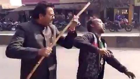 दिव्यांग ने अखिलेश जिंदाबाद का नारा लगाया तो भाजपा नेता ने मुंह में ठूंस दिया डंडा दिव्यांग ने अखिलेश जिंदाबाद का नारा लगाया तो भाजपा नेता ने मुंह में ठूंस दिया डंडा