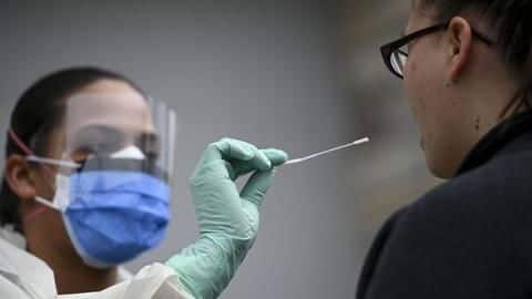 देश में हो रहे एक लाख से ज्यादा COVID-19 टेस्ट, सरकारी लैब्स का योगदान 80 प्रतिशत देश में हो रहे एक लाख से ज्यादा COVID-19 टेस्ट, सरकारी लैब्स का योगदान 80 प्रतिशत