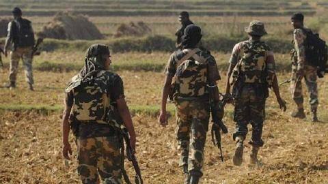 झारखंड: घायल नक्सली की जान बचाने के लिए CRPF के दो जवानों ने किया रक्तदान झारखंड: घायल नक्सली की जान बचाने के लिए CRPF के दो जवानों ने किया रक्तदान