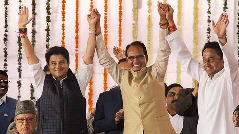 मध्य प्रदेश उपचुनाव: भाजपा और कांग्रेस में सरकार बचाने और बनाने की लड़ाई, मतगणना शुरू मध्य प्रदेश उपचुनाव: भाजपा और कांग्रेस में सरकार बचाने और बनाने की लड़ाई, मतगणना शुरू