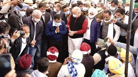 कृषि कानून: प्रदर्शनकारी किसानों से मिले केजरीवाल, बोले- केंद्र सरकार को माननी चाहिए इनकी मांगें कृषि कानून: प्रदर्शनकारी किसानों से मिले केजरीवाल, बोले- केंद्र सरकार को माननी चाहिए इनकी मांगें