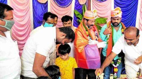 लॉकडाउन: प्रतिबंधों के बावजूद भाजपा विधायक ने समर्थकों के साथ मनाया जन्मदिन लॉकडाउन: प्रतिबंधों के बावजूद भाजपा विधायक ने समर्थकों के साथ मनाया जन्मदिन