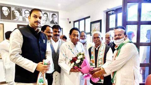 मध्य प्रदेश: कांग्रेस में शामिल हुए 'गोडसे भक्त' नेता, कमलनाथ ने किया स्वागत मध्य प्रदेश: कांग्रेस में शामिल हुए 'गोडसे भक्त' नेता, कमलनाथ ने किया स्वागत