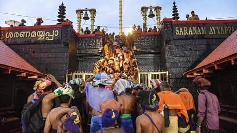 सबरीमाला विवादः मंदिर में प्रवेश करने जा रही दो महिलाओं को प्रदर्शनकारियों ने वापस लौटाया सबरीमाला विवादः मंदिर में प्रवेश करने जा रही दो महिलाओं को प्रदर्शनकारियों ने वापस लौटाया