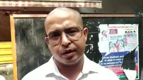 उद्धव ठाकरे के खिलाफ टिप्पणी करना शख्स को पड़ा महंगा, शिवसैनिको ने किया गंजा उद्धव ठाकरे के खिलाफ टिप्पणी करना शख्स को पड़ा महंगा, शिवसैनिको ने किया गंजा
