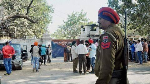 पंजाब: कोरोना संक्रमण से बेखौफ हो पूल पार्टी कर रहे थे युवा, 50 से ज्यादा गिरफ्तार पंजाब: कोरोना संक्रमण से बेखौफ हो पूल पार्टी कर रहे थे युवा, 50 से ज्यादा गिरफ्तार