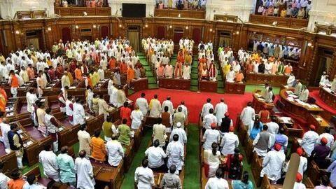 उत्तर प्रदेश: योगी सरकार के खिलाफ विधानसभा में धरने पर बैठे भाजपा विधायक उत्तर प्रदेश: योगी सरकार के खिलाफ विधानसभा में धरने पर बैठे भाजपा विधायक