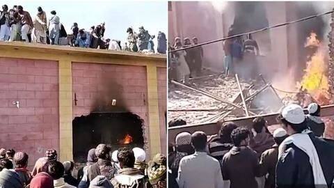 पाकिस्तान: उग्र भीड़ ने मंदिर में घुसकर की तोड़फोड़, आग भी लगाई पाकिस्तान: उग्र भीड़ ने मंदिर में घुसकर की तोड़फोड़, आग भी लगाई
