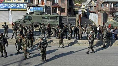 कश्मीर में तनावपूर्ण हालातः CRPF जवानों की छुट्टियों पर रोक, अतिरिक्त उड़ानों की तैयारी कश्मीर में तनावपूर्ण हालातः CRPF जवानों की छुट्टियों पर रोक, अतिरिक्त उड़ानों की तैयारी