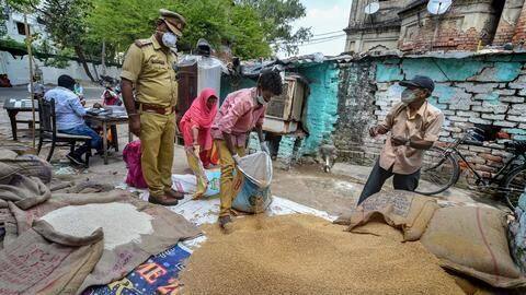 आत्मनिर्भर भारत पैकेज: प्रवासी मजदूरों तक पहुंचा आवंटित मुफ्त अनाज में केवल 13 प्रतिशत राशन आत्मनिर्भर भारत पैकेज: प्रवासी मजदूरों तक पहुंचा आवंटित मुफ्त अनाज में केवल 13 प्रतिशत राशन