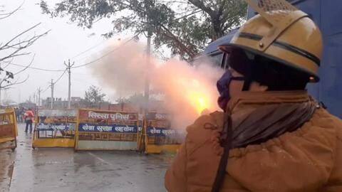 करनाल: खट्टर का विरोध करने पहुंचे किसानों पर पुलिस ने दागे आंसू गैस के गोले करनाल: खट्टर का विरोध करने पहुंचे किसानों पर पुलिस ने दागे आंसू गैस के गोले