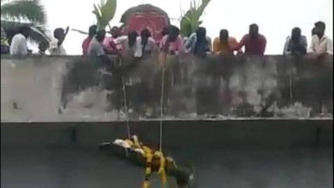 सवर्णों ने नहीं दिया रास्ता, दलित के शव को पुल से लटकाकर ले जाना पड़ा श्मशान सवर्णों ने नहीं दिया रास्ता, दलित के शव को पुल से लटकाकर ले जाना पड़ा श्मशान