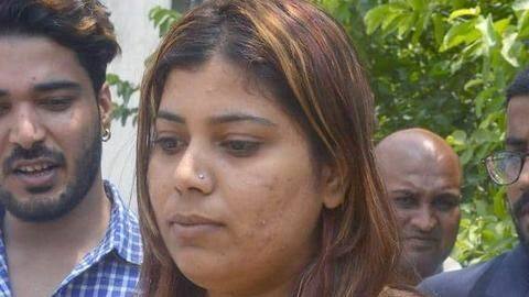 ममता बनर्जी की फोटोशॉप तस्वीर मामलाः अपनी गिरफ्तारी के खिलाफ सुप्रीम कोर्ट पहुंची प्रियंका शर्मा ममता बनर्जी की फोटोशॉप तस्वीर मामलाः अपनी गिरफ्तारी के खिलाफ सुप्रीम कोर्ट पहुंची प्रियंका शर्मा