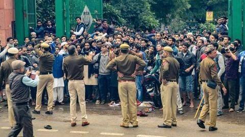 उत्तर प्रदेश: मोबाइल में जामिया प्रदर्शन के वीडियो रखने के कारण शख्स गिरफ्तार उत्तर प्रदेश: मोबाइल में जामिया प्रदर्शन के वीडियो रखने के कारण शख्स गिरफ्तार