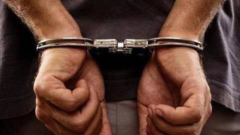 बिना हेलमेट बाइक चला रहे पुलिसवाले को रोकना पड़ा महंगा, गिरफ्तार हुआ युवक बिना हेलमेट बाइक चला रहे पुलिसवाले को रोकना पड़ा महंगा, गिरफ्तार हुआ युवक