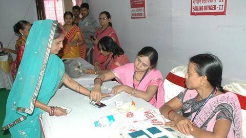बिहार विधानसभा चुनावों के लिए गाइडलाइंस जारी; मतदाताओं को मिलेंगे दस्ताने, ऑनलाइन होंगे नामांकन बिहार विधानसभा चुनावों के लिए गाइडलाइंस जारी; मतदाताओं को मिलेंगे दस्ताने, ऑनलाइन होंगे नामांकन