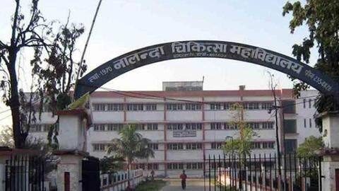 पटना: मरीजों के वार्ड में ही दो दिन से बेड पर पड़ी लाशें, वीडियो वायरल पटना: मरीजों के वार्ड में ही दो दिन से बेड पर पड़ी लाशें, वीडियो वायरल