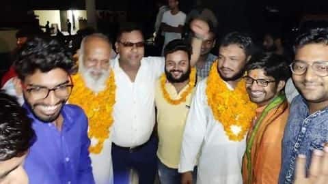 जमानत पर छूटे बुलंदशहर हिंसा के आरोपी, नारों के बीच माला पहनाकर हुआ स्वागत जमानत पर छूटे बुलंदशहर हिंसा के आरोपी, नारों के बीच माला पहनाकर हुआ स्वागत