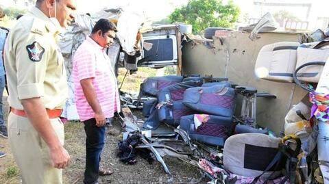 आंध्र प्रदेश: कुरनूल जिले में भीषण सड़क हादसा, बस-ट्रक की टक्कर में 14 लोगों की मौत आंध्र प्रदेश: कुरनूल जिले में भीषण सड़क हादसा, बस-ट्रक की टक्कर में 14 लोगों की मौत
