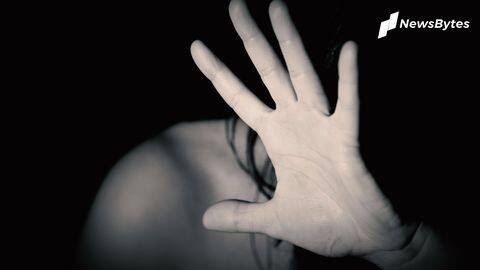 मध्य प्रदेश: थाना इंचार्ज समेत पांच पुलिसकर्मियों पर हवालात में महिला से गैंगरेप का आरोप मध्य प्रदेश: थाना इंचार्ज समेत पांच पुलिसकर्मियों पर हवालात में महिला से गैंगरेप का आरोप