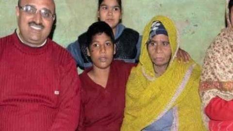 केदारनाथ प्रलय में परिवार से बिछड़ गई थी लड़की, पांच साल बाद लौटी अपने घर केदारनाथ प्रलय में परिवार से बिछड़ गई थी लड़की, पांच साल बाद लौटी अपने घर