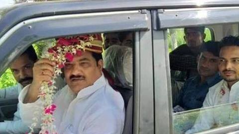 अखिलेश यादव से मिलने के लिए 'दूल्हा' बनकर पहुंचा पार्टी का नेता, जानिये वजह अखिलेश यादव से मिलने के लिए 'दूल्हा' बनकर पहुंचा पार्टी का नेता, जानिये वजह