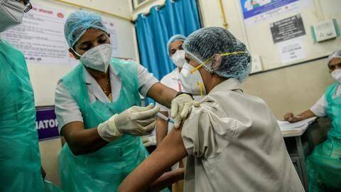 वैक्सीनेशन अभियान: लगभग 50 लाख लोगों को लगाई गई वैक्सीन, 8,600 में दिखे प्रतिकूल लक्षण वैक्सीनेशन अभियान: लगभग 50 लाख लोगों को लगाई गई वैक्सीन, 8,600 में दिखे प्रतिकूल लक्षण