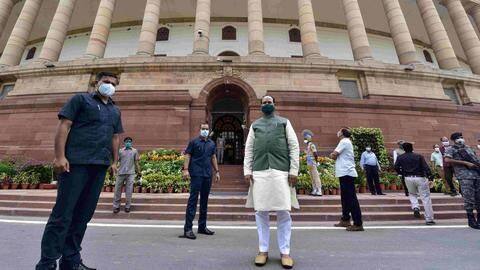 सांसदों पर कोरोना के बढ़ते खतरे को देखते कम हो सकती है मानसून सत्र की अवधि सांसदों पर कोरोना के बढ़ते खतरे को देखते कम हो सकती है मानसून सत्र की अवधि