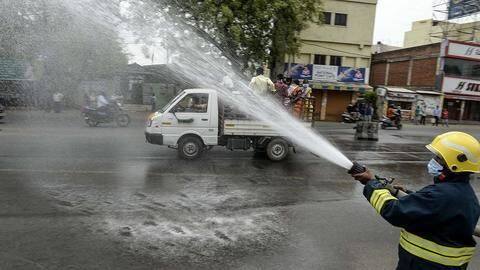 खुले में कीटाणुनाशक का छिड़काव करना नाकाफी, कोरोना वायरस पर नहीं होता कोई असर- WHO खुले में कीटाणुनाशक का छिड़काव करना नाकाफी, कोरोना वायरस पर नहीं होता कोई असर- WHO
