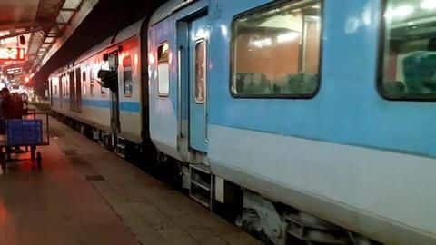 ट्रेन में चढ़ने से रोका तो बुजुर्ग ने पूछा- क्या ब्रिटिश काल वापस आ गया है? ट्रेन में चढ़ने से रोका तो बुजुर्ग ने पूछा- क्या ब्रिटिश काल वापस आ गया है?