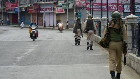 जम्मू-कश्मीर: कई हिस्सों में वॉइस कॉल और SMS सर्विस बहाल, सोशल मीडिया से नहीं हटी पाबंदी जम्मू-कश्मीर: कई हिस्सों में वॉइस कॉल और SMS सर्विस बहाल, सोशल मीडिया से नहीं हटी पाबंदी