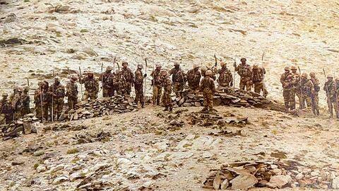 LAC: पीछे हटने को तैयार नहीं चीन, बदल-बदलकर कर रहा सैनिकों की तैनाती- रिपोर्ट LAC: पीछे हटने को तैयार नहीं चीन, बदल-बदलकर कर रहा सैनिकों की तैनाती- रिपोर्ट