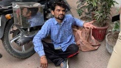 शराब पीने से रोका तो पति ने की पत्नी की हत्या, कटा सिर लेकर पहुंचा थाने शराब पीने से रोका तो पति ने की पत्नी की हत्या, कटा सिर लेकर पहुंचा थाने