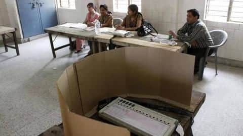 दिल्ली चुनाव: AI बेस्ड होंगे पोलिंग बूथ, चुनाव आयोग के अलग-अलग प्रयोगों पर एक नजर दिल्ली चुनाव: AI बेस्ड होंगे पोलिंग बूथ, चुनाव आयोग के अलग-अलग प्रयोगों पर एक नजर