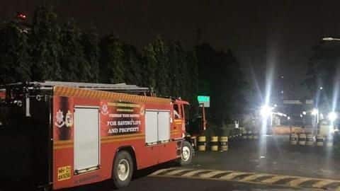 मुंबई में अजीब गंध से परेशान हुए लोग, गैस लीक होने की अफवाह मुंबई में अजीब गंध से परेशान हुए लोग, गैस लीक होने की अफवाह