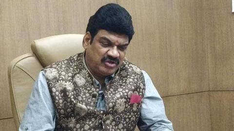 कार्यकर्ताओं के साथ सोशल डिस्टेंसिंग की धज्जियां उड़ाते दिखे मध्य प्रदेश के मंत्री, वीडियो वायरल कार्यकर्ताओं के साथ सोशल डिस्टेंसिंग की धज्जियां उड़ाते दिखे मध्य प्रदेश के मंत्री, वीडियो वायरल