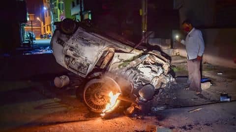 बेंगुलरू हिंसा: 'पुलिस को मारो' चिल्ला रही थी भीड़, FIR में पांच आरोपियों के नाम बेंगुलरू हिंसा: 'पुलिस को मारो' चिल्ला रही थी भीड़, FIR में पांच आरोपियों के नाम