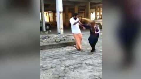 सबरीमाला मंदिर में प्रवेश की कोशिश कर रही महिला पर मिर्ची स्प्रे से हमला, देखें वीडियो सबरीमाला मंदिर में प्रवेश की कोशिश कर रही महिला पर मिर्ची स्प्रे से हमला, देखें वीडियो