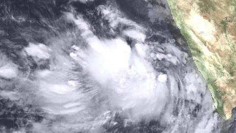 गुजरात तट की तरफ बढ़ रहा चक्रवात वायु, लाखों लोगों को सुरक्षित स्थानों पर पहुंचाया गया गुजरात तट की तरफ बढ़ रहा चक्रवात वायु, लाखों लोगों को सुरक्षित स्थानों पर पहुंचाया गया