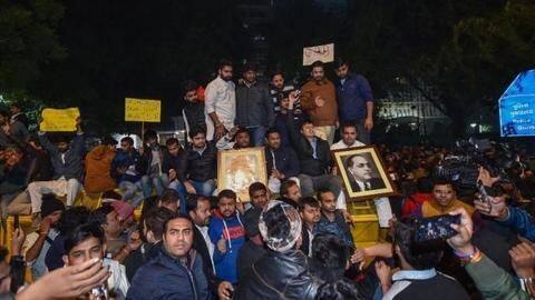 दिल्ली: छात्रों की रिहाई के बाद थमा प्रदर्शन, 5 जनवरी तक बंद रहेगी जामिया मिलिया इस्लामिया दिल्ली: छात्रों की रिहाई के बाद थमा प्रदर्शन, 5 जनवरी तक बंद रहेगी जामिया मिलिया इस्लामिया