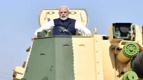 प्रधानमंत्री मोदी ने की टैंक में सवारी, वीडियो वायरल प्रधानमंत्री मोदी ने की टैंक में सवारी, वीडियो वायरल