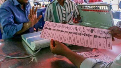 यहां बैलेट पेपर से होगा चुनाव, आयोग चाहकर भी नहीं कर सकता EVM इस्तेमाल, जानें कारण यहां बैलेट पेपर से होगा चुनाव, आयोग चाहकर भी नहीं कर सकता EVM इस्तेमाल, जानें कारण