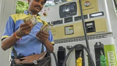 कोरोना वायरस संकट के बीच इन राज्यों ने बढ़ाई तेल की कीमतें कोरोना वायरस संकट के बीच इन राज्यों ने बढ़ाई तेल की कीमतें